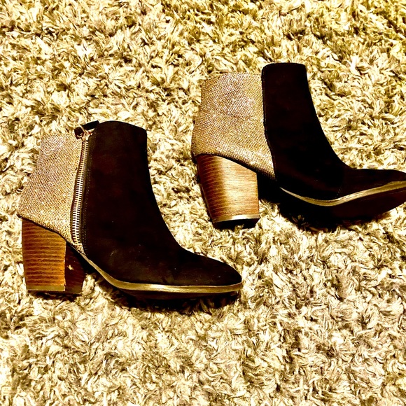 Ladies ankle bootie, Size 7.5 - Picture 2 of 8